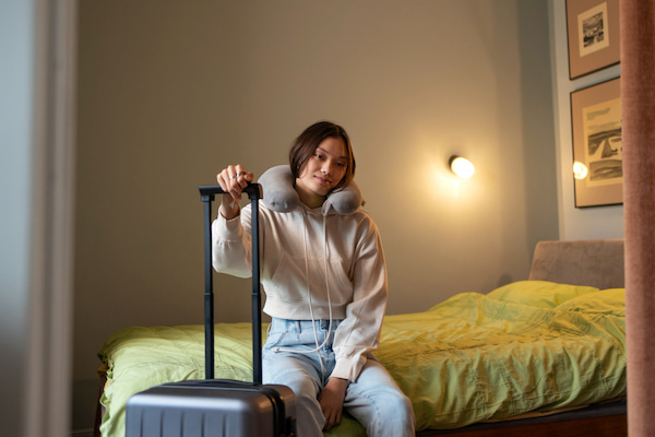 Mulher com a mala e pertences antes de viajar sozinha