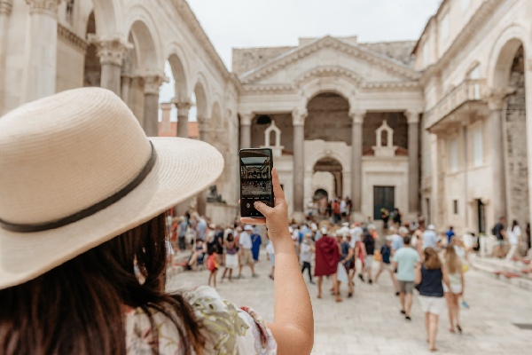 Mujer tomando foto al Palacio de Diocleciano