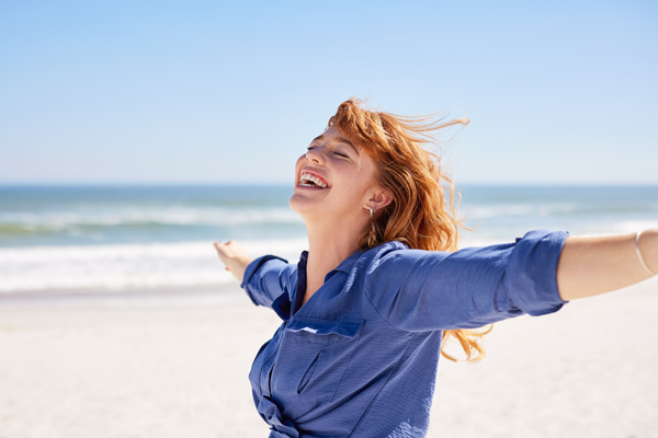 chica sonriente en una playa