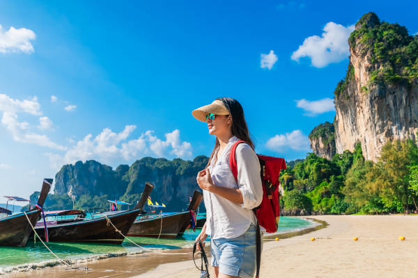 Viajera caminando por las bellas playas de Phuket, Tailandia.