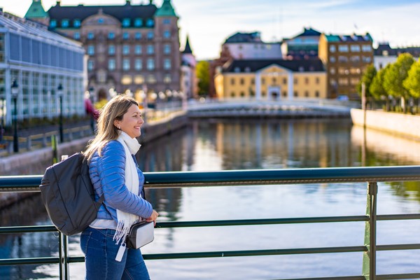Mujer haciendo turismo en el centro de la ciudad de Malmö, Suecia.