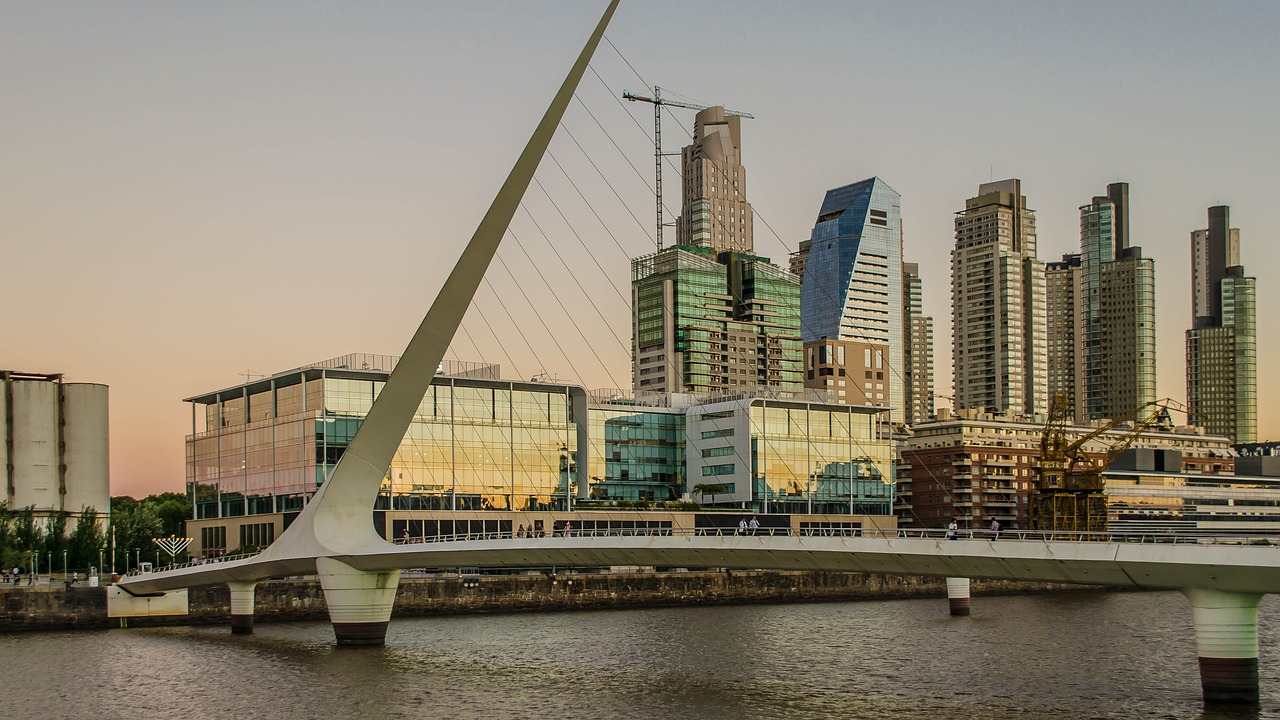 Imagem da Puente de la Mujer, em Puerto Madero, Buenos Aires, um dos destinos mais visitados por quem busca seguro viagem Argentina.