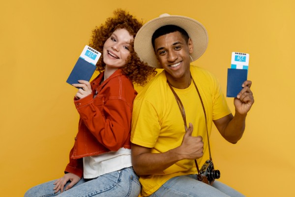 imagem de pessoas trabalhando em computadores e fazendo anotações em papel para abordar o assunto seguro viagem comparativo