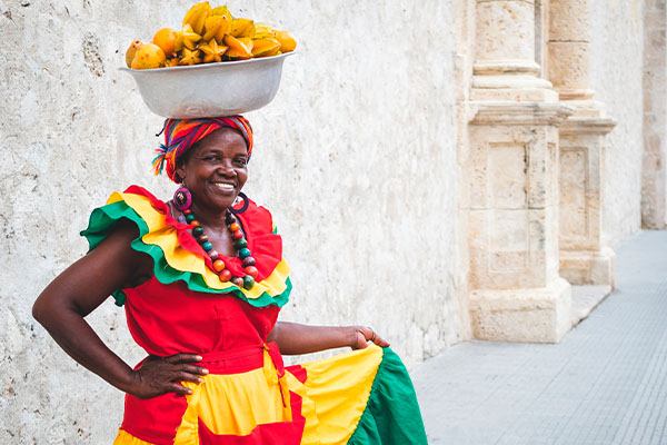 Palenquera en el casco antiguo de Cartagena, Colombia