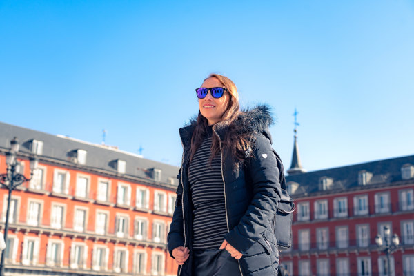 Mujer turista disfrutando de la Plaza Mayor, Madrid, España.