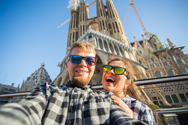 Pareja feliz en la Catedral de la Santa Cruz y Santa Eulalia, Barcelona.
