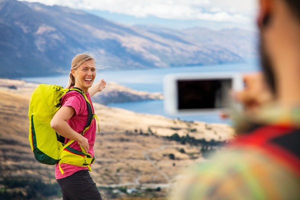 Mujer posando para una foto mientras hace senderismo por el área de Wilderness, cerca del lago Wakatipu, Queenstown, Nueva Zelanda