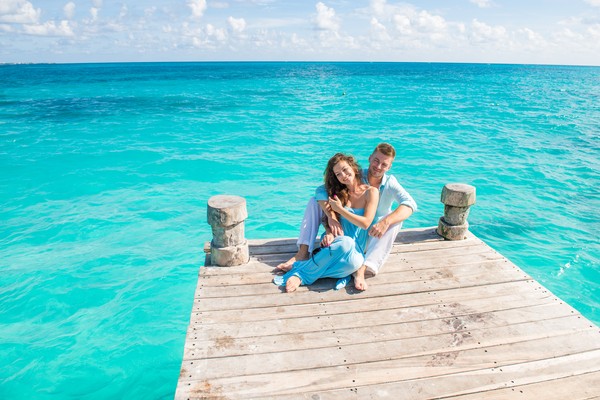 Playa paradisíaca en Punta Cana con palmeras, arena blanca y mar turquesa bajo cielo despejado.