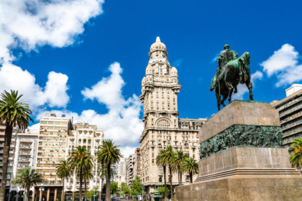 Montevideo con el Palacio Salvo y la estatua de Artigas en primer plano.
