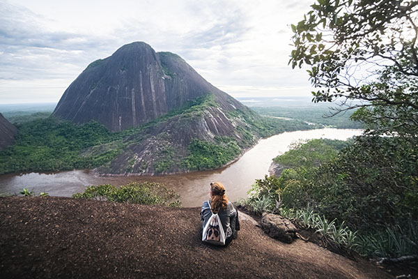 Mujer frente a los Cerros de Mavicure, Colombia