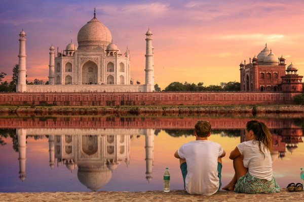 Pareja admirando el Taj Mahal al atardecer, desde el otro lado del río Yamuna.