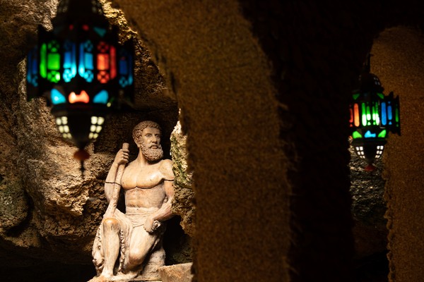 Estatua en el complejo arqueológico de Cuevas de Hércules en Cabo Espartel, popular lugar turístico en Marruecos