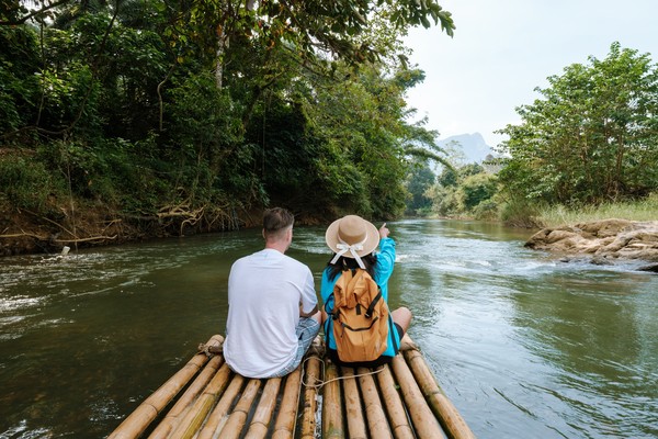 Personas en balsa de bambú navegando en las aguas del Parque Nacional Khao Sok en Tailandia.