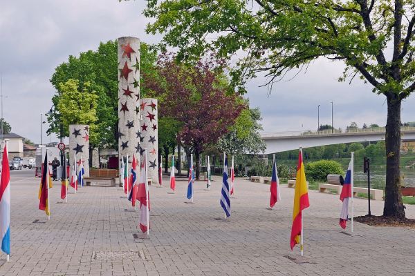 imagem de praça na Europa com bandeiras de países do continentes para falar sobre o tratado de Schengen