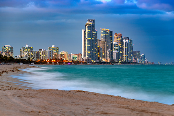 Vista de una playa de Miami, Estados Unidos, al anochecer