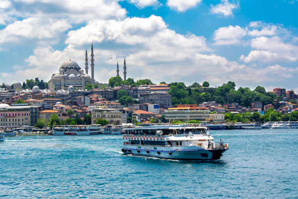 Vista del distrito de Eminonu desde el mar en Estambul, Turquía.