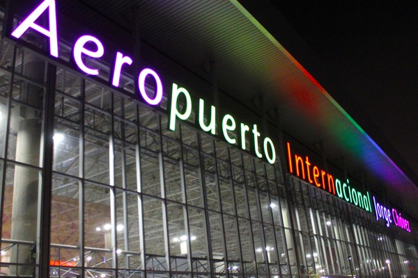 Letrero de neón en el nuevo Aeropuerto Internacional Jorge Chávez, Lima, Perú.