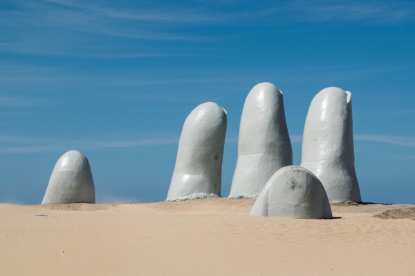 A escultura ‘A mão’ é um dos pontos turísticos mais conhecidos de Punta del Este, cidade fundamental em uma viagem para o Uruguai