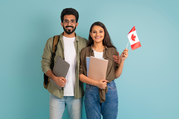 Pareja abrazados levantando bandera canadiense