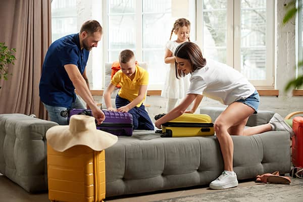 una familia empacando para irse de viaje