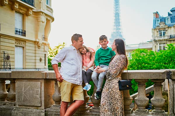 una familia de viaje por París