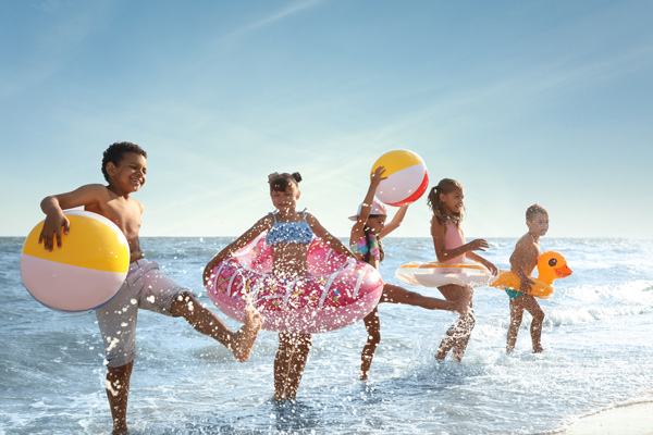 Niños jugando en la playa