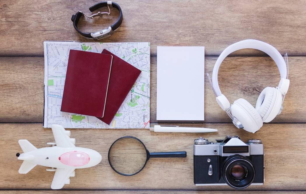 Itens de viagem organizados sobre a mesa, incluindo passaportes e mapa, representando os documentos necessários para viajar para a Europa em 2025