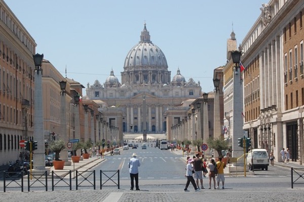 imagem da basílica de São Pedro e de ruas do Vaticano