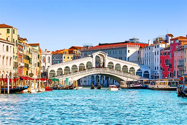 Imagen del Puente Rialto y el canal de Venecia