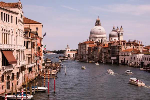 imagem geral de Veneza, com edifícios e barcos