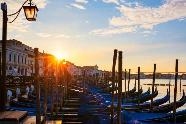 imagem de gôndolas no por do sol de Veneza