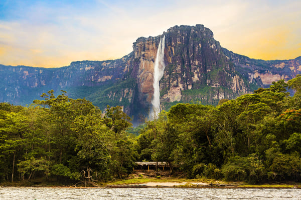 Vista panorámica de la cascada más alta del mundo el Salto del Ángel en Venezuela.