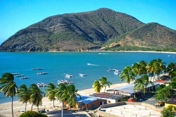 Pueblo típico de pescadores en la isla norte de la costa de Margarita