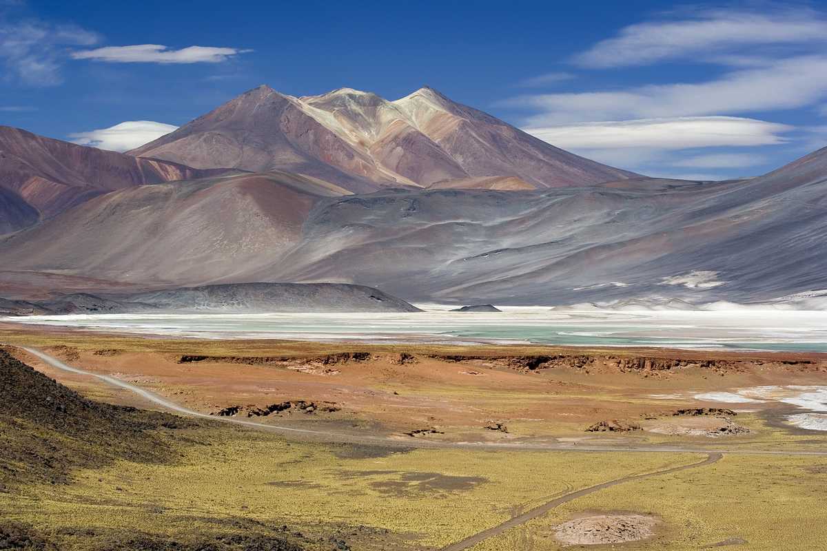 Vista aérea de Santiago, capital do Chile, ilustrando artigo sobre quanto custa viagem para o Chile