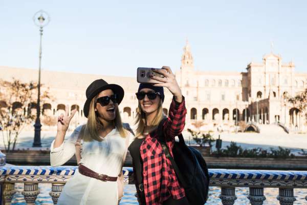 imagem de duas mulheres tirando uma selfie em uma viagem para a Itália
