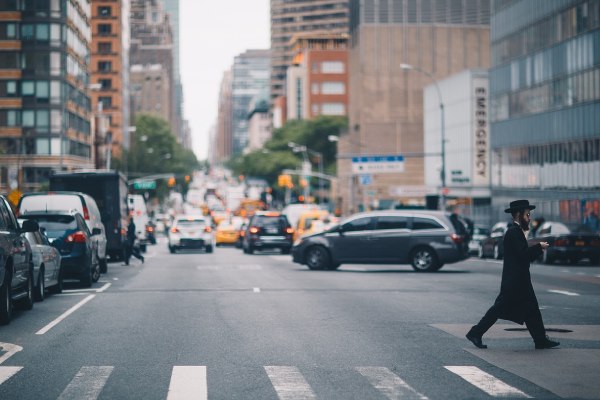 imagem de pessoa caminhando nas ruas de Nova York para falar sobre viagem para Nova York, nos EUA