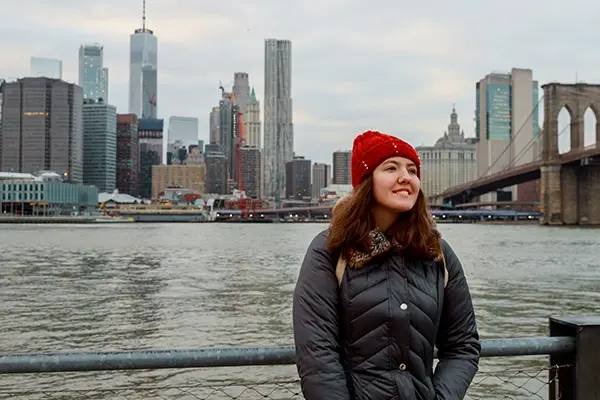 Mulher tirando foto na ponte de Manhattan nos Estados Unidos.