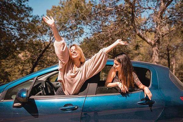 Duas amigas viajando juntas de carro