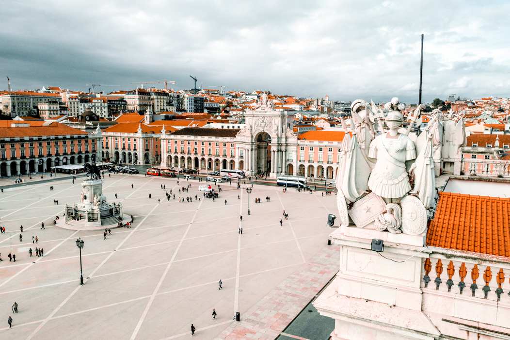 Torre de Belém em Lisboa em um dia ensolarado, com vista para o rio Tejo, símbolo turístico essencial nos roteiros de quem pesquisa quanto custa uma viagem para Portugal 2025
