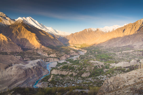 Valle de Hunza con la flor de cerezo temporada de otoño Pakistán