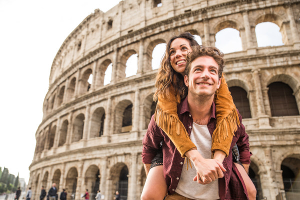 Pareja en el Coliseo Romano, Italia, Europa