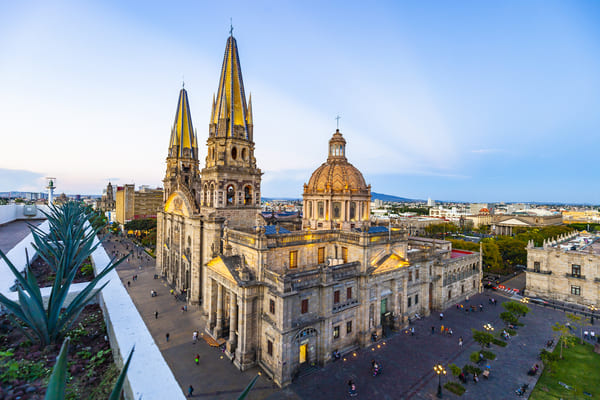 Catedral de Guadalajara al anochecer en el centro de Guadalajara, Jalisco, México 