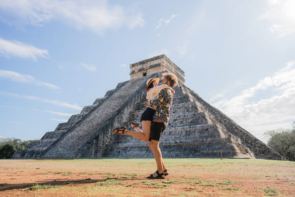 Pareja en el fondo de la pirámide de Chichén Itzá en México