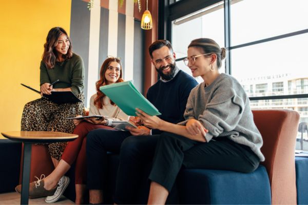 Un grupo de colegas que debieron viajar por trabajo conversan alegremente