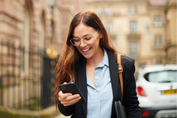 Una joven empresaria conoce una nueva ciudad al viajar por trabajo.