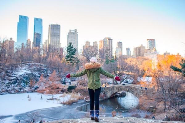 turista en Central Park, Nueva York, en invierno.