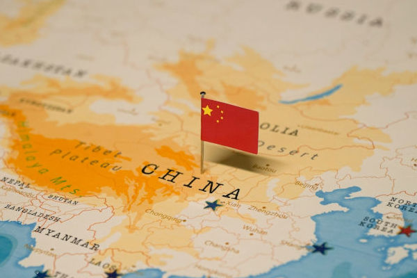 Mapa de China con la bandera nacional superpuesta.