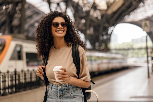 Turista argentina en una estación de tren europea en su viaje a Europa desde Argentina.