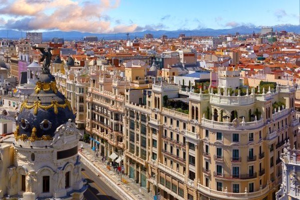 Vista aérea de la Gran Vía en Madrid, España, una de las actividades que hacer al viajar a Europa desde Argentina.
