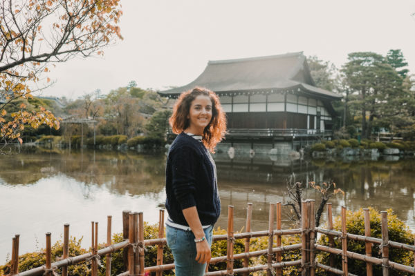 Viajera frente a un templo tradicional en Kioto, una de las ciudades más visitadas de Japón.